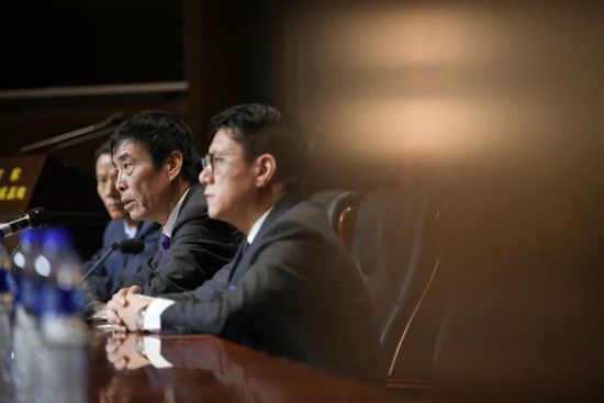 激烈枪战、生死搏斗、海陆空全面开战等高燃场景轮番上阵，为观众带来别样的感官刺激